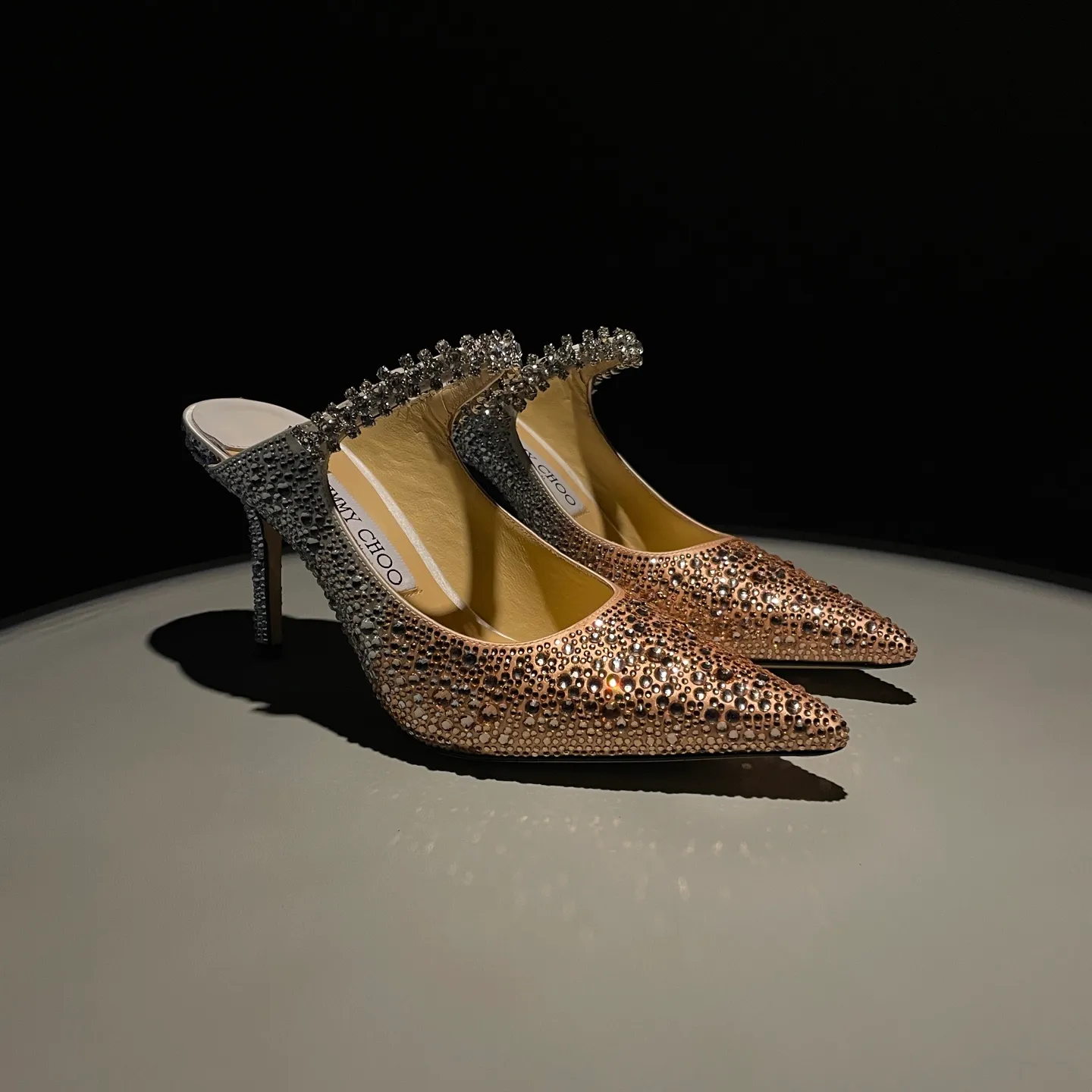 💕💕Factory direct selling price p680💕💕Jimmy Choo/Jimmy Choo classic diamond chain, pointed toe high-heeled slippers, crystal slippers, superb crystal slippers, so beautiful that you can’t take your eyes away. The shape of the shoes is very delicate, not too narrow and long, and the internal space is enough to allow the toes to relax enough. The rhinestones outline a charming arc on the instep, which is simply beautiful. It has a 360-degree surrounding fairy atmosphere, gorgeous but not exaggerated! ! The fabric is made of original customized material. The lining and toes are made of imported sheepskin. Customized A-grade Italian cowhide genuine leather sole. Heel height: 6.5cm 8.5cm Size: 35-39 (34/40/41/42/43 customized)